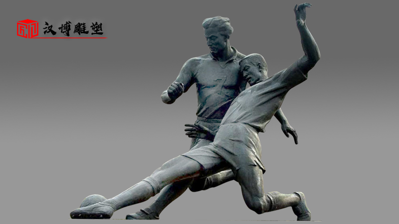 踢足球雕塑_鑄銅雕塑_人物雕像定制_校園運動雕像_戶外園林雕像